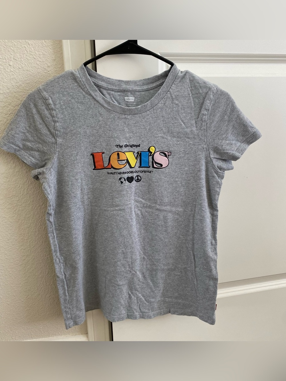 Levi's Gray Tee with Multicolor Rainbow Logo